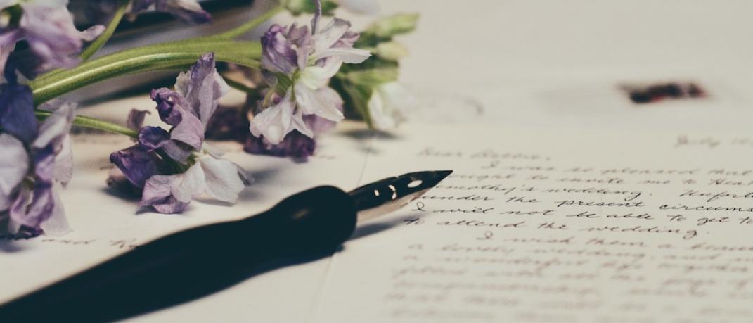γράμμα με πένα και λουλούδια
