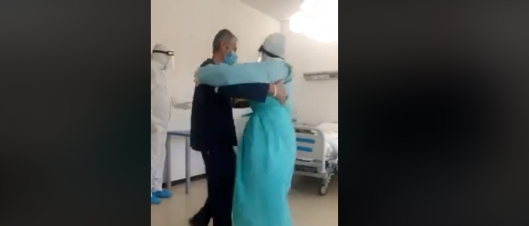 Νοσηλεύτρια και ασθενής σε νοσοκομείο χορεύουν