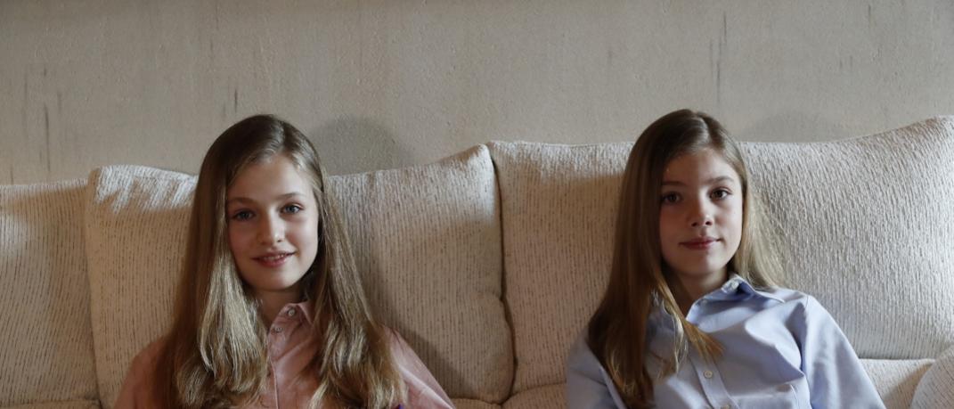 Οι πριγκίπισσες της Ισπανίας κάθονται σε καναπέ και διαβάζουν βιβλίο