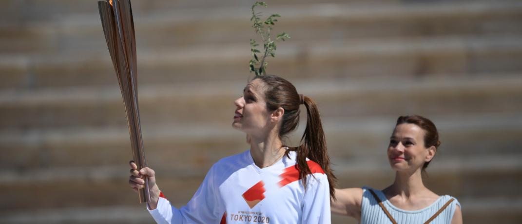 Η Κατερίνα Στεφανίδη με την ολυμπιακή φλόγα στο Καλλιμάρμαρο