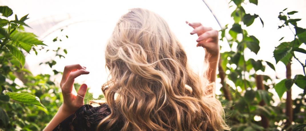 Γυναίκα με μπούκλες στα μαλλιά