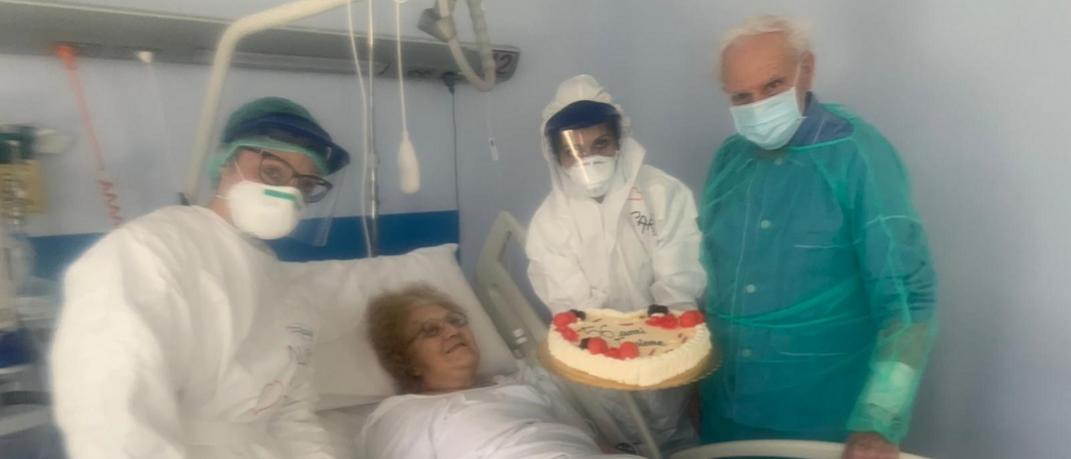 Ζευγάρι γιορτάζει επέτειο στο νοσοκομείο