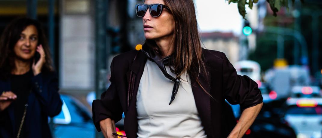 γυναίκα με λευκό T-shirt και γυαλιά στην εβδομάδα μόδας