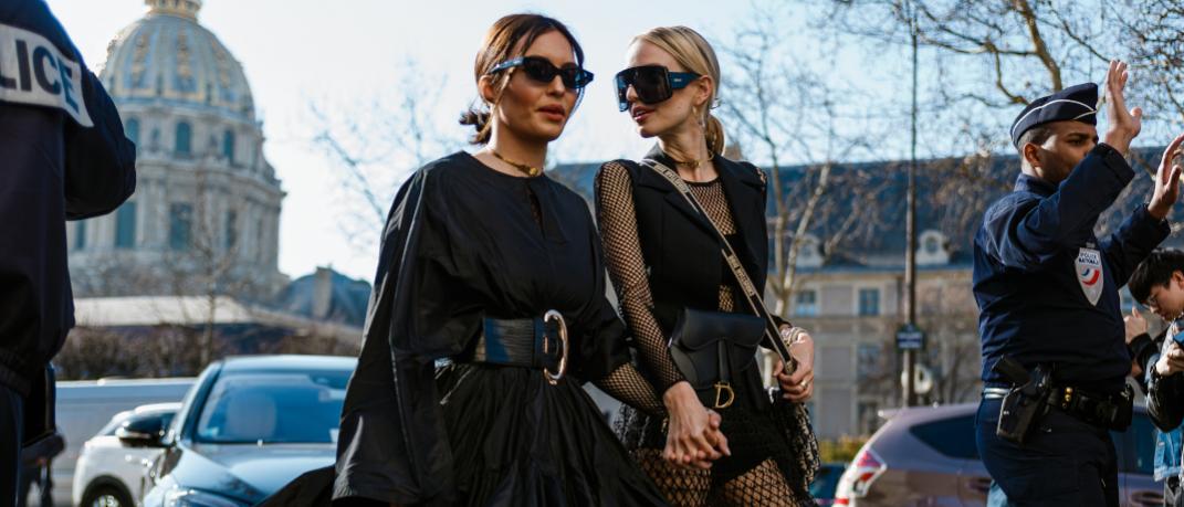 γυναίκες με μαύρα γυαλιά στην εβδομάδα μόδας
