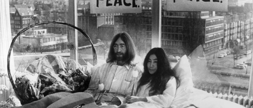 John Lennon Yoko Ono στο κρεβάτι 