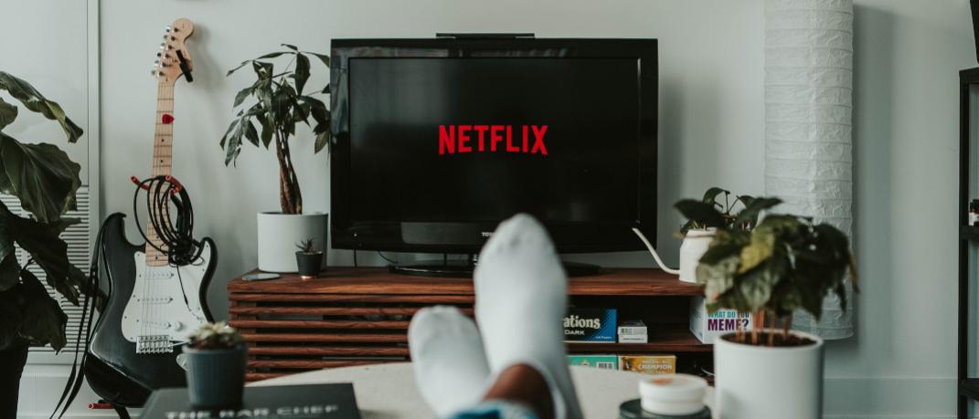 Netflix στο σαλόνι τηλεόραση καναπές