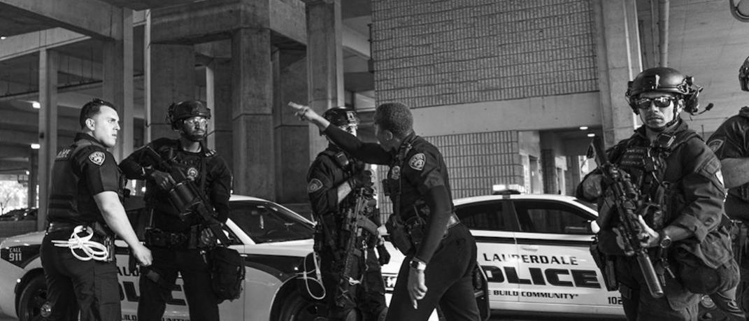 Αφροαμερικανή αστυνομικός κατσαδιάζει συνάδελφο