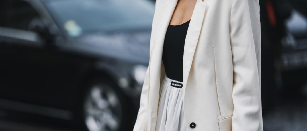Λευκό σακάκι, μαύρο κορμάκι, λευκή πλισέ φούστα 