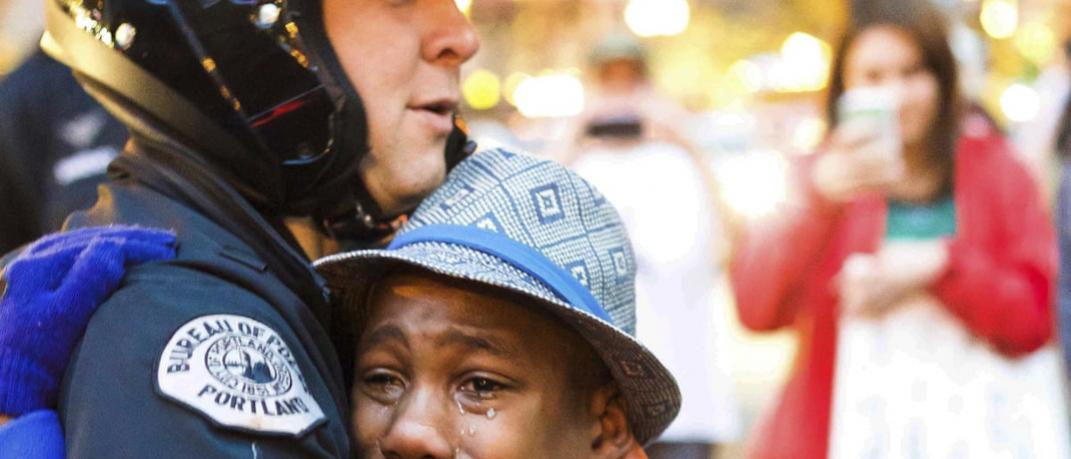 12χρονος Αφροαμερικανός αγκαλιάζει λευκό αστυνομικό