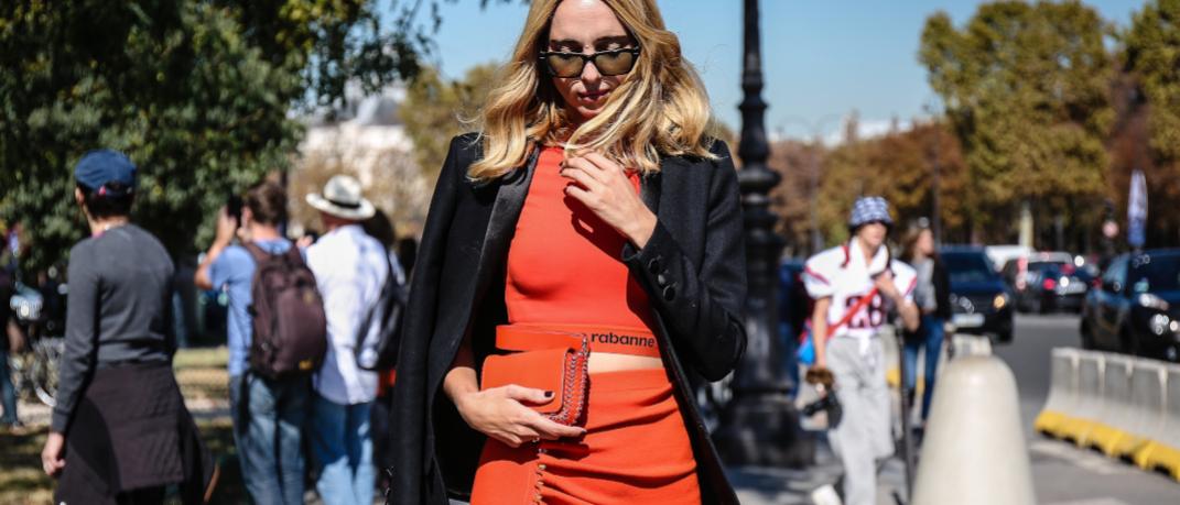 γυναίκα με πορτοκαλί φούστα στην εβδομάδα μόδας
