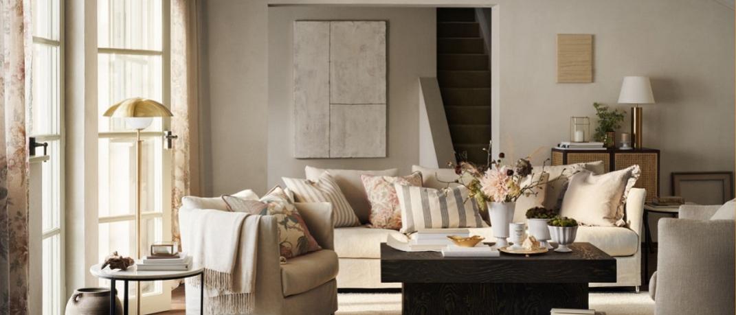 διακόσμηση σαλόνι καναπές τραπεζάκι από τα H&M Home
