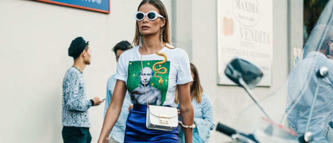 γυναίκα με T-shirt και γυαλιά στην εβδομάδα μόδας