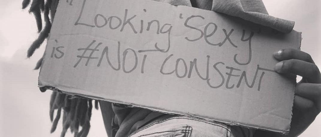 γυναίκα κρατά επιγραφή για τη σεξουαλική συναίνεση