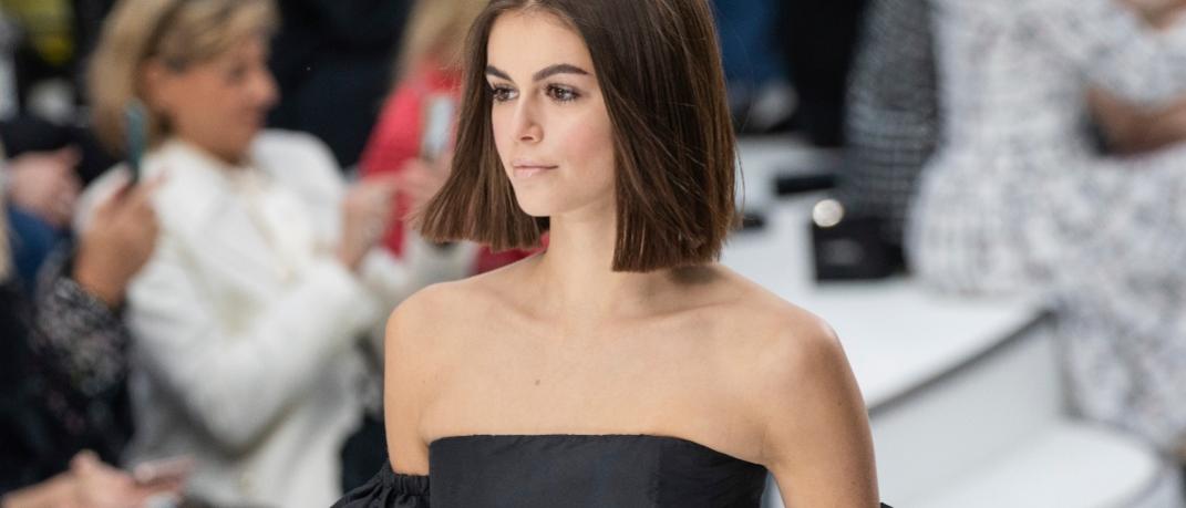 H Kaia Gerber ξεχωρίζει για το καρέ hairstyle της.