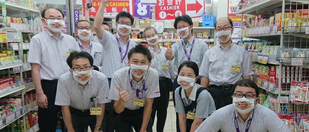 Υπάλληλοι ενός καταστήματος στην Ιαπωνία φορούν μάσκες με χαμόγελο
