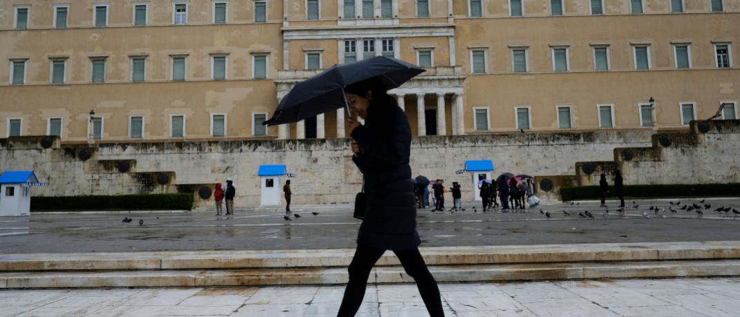 Γυναίκα με ομπρέλα στην Αθήνα 