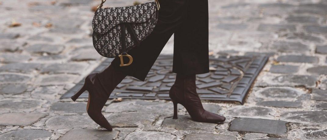 Στιλάτη γυναίκα με δερμάτινες μπότες και τσάντα