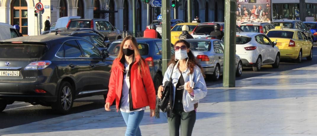 Δύο γυναίκες στο δρόμο με μάσκες