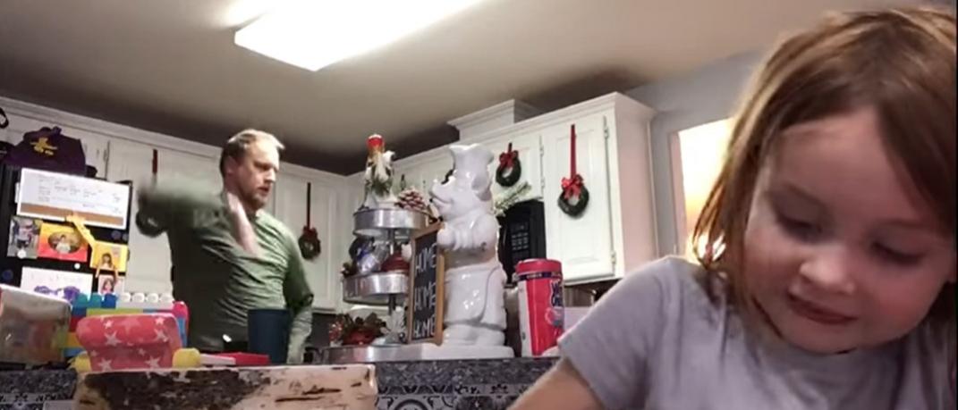 Πατέρας χορεύει στην κουζίνα