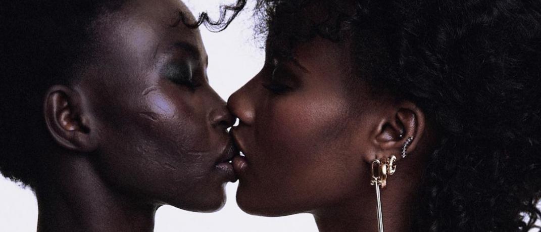 Δύο γυναίκες φιλιούνται στο στόμα