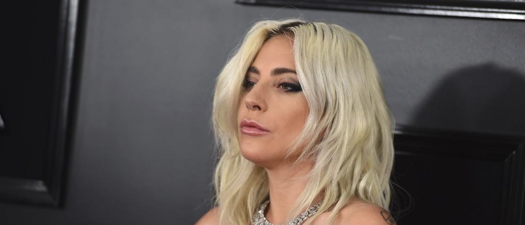 Η Lady Gaga με ασημένιο φόρεμα