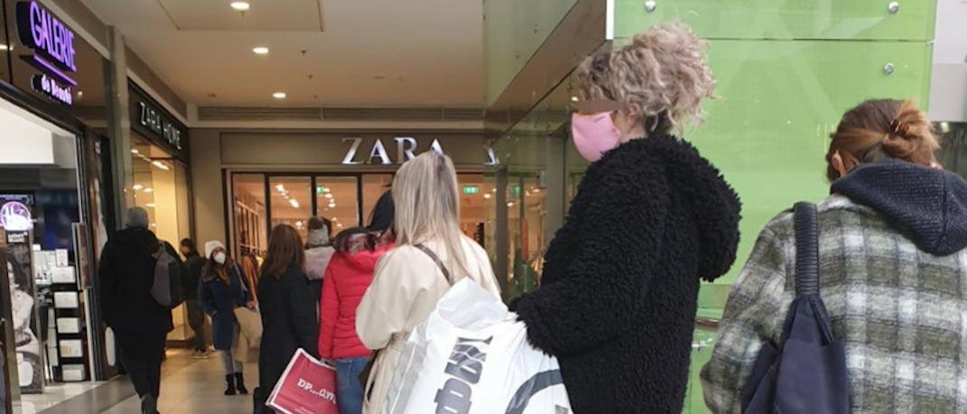 Γυναίκες στην ουρά στο Athens Metro Mall 