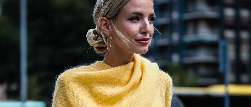 Γυναίκα με κίτρινο πουλόβερ και καστανά φρύδια