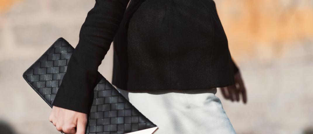 Γυναίκα με μαύρα νύχια, μαύρο σακάκι, λευκό παντελόνι