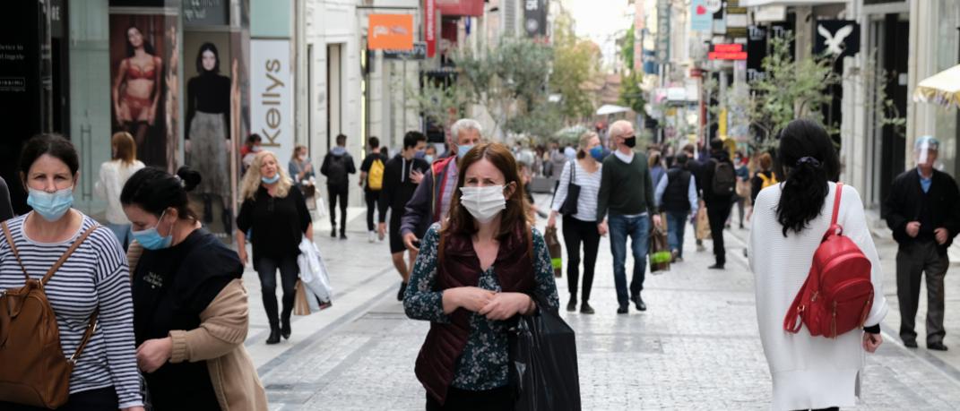 Γυναίκα στο δρόμο φορά μάσκα 