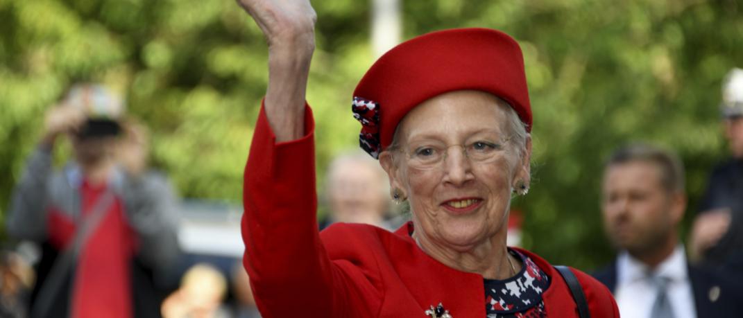 Η βασίλισσα Μαργκρέτε Β της Δανίας με κόκκινο καπέλο