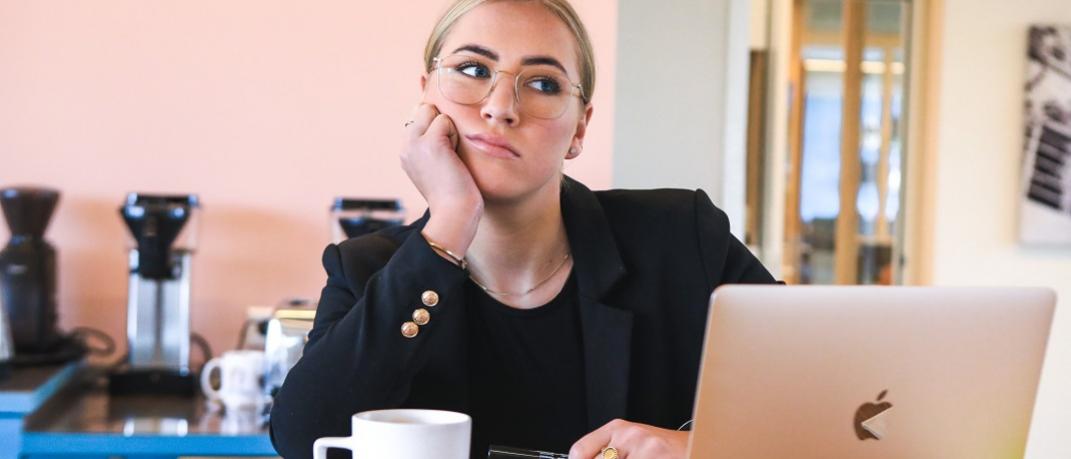 γυναίκα με γυαλιά συνέντευξη για δουλειά μέσω Zoom
