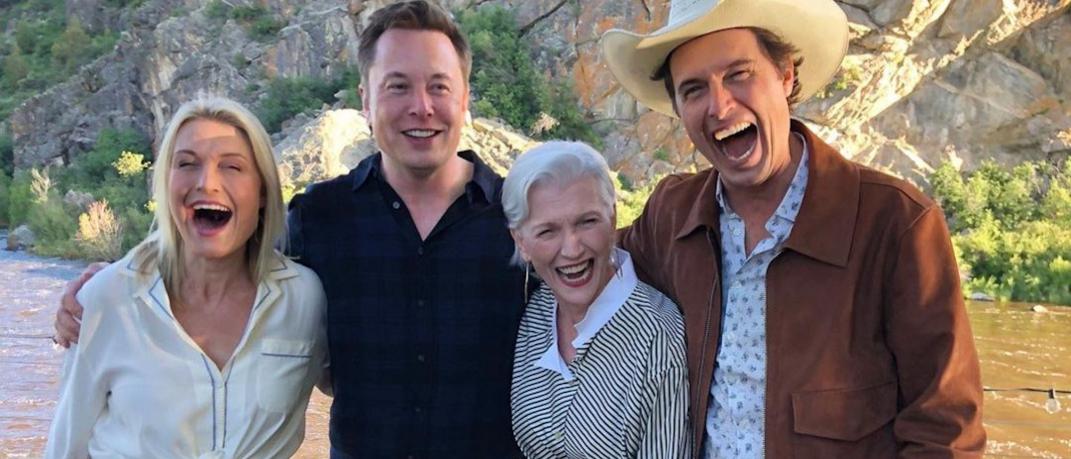 Η Maye Musk με τα τρία παιδιά της