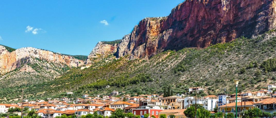 Το Λεωνίδιο βρίσκεται κάτω από τον κόκκινο βράχο.