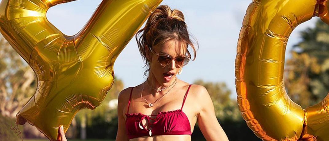 H Αλεσάντρα Αμπρόσιο κρατάει μπαλόνια με τον αριθμό της ηλικίας της