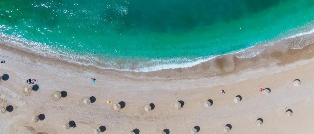 Καινούργιες ομπρέλες και φρέσκια άμμο στην παραλία της Γλυφάδας 