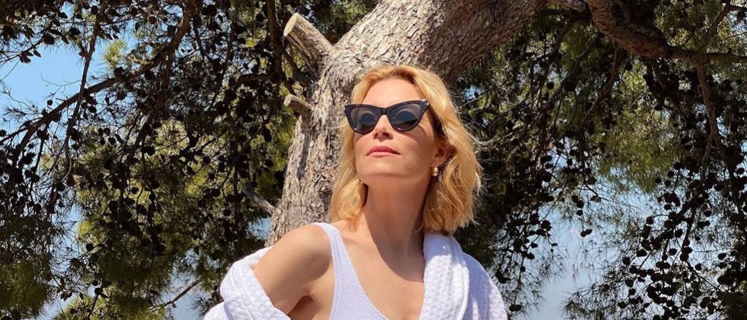 H Βίκυ Καγιά με ολόσωμο μαγιό