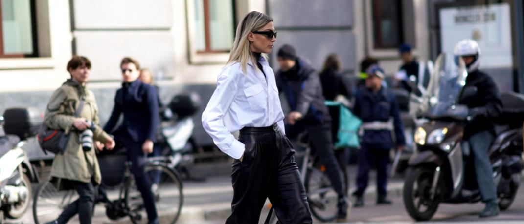 woman street style oversized shirt