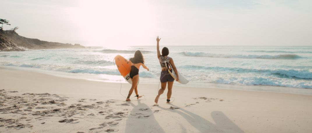 Γυναίκες κάνουν surf
