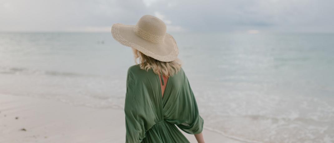 Γυναίκα με καπέλο στην παραλία
