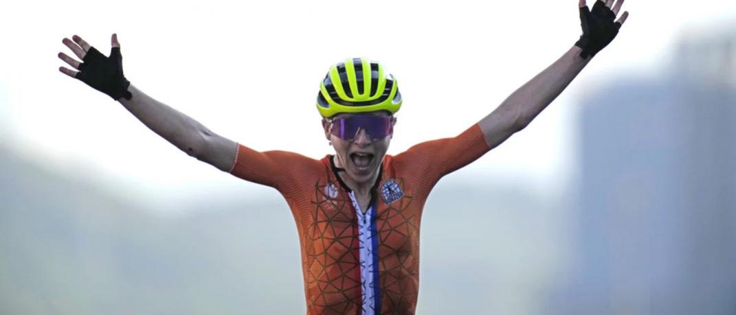 Η Ολλανδή ποδηλάτης Ανεμιέκ βαν Βλέτεν πανηγυρίζει την νίκη της 