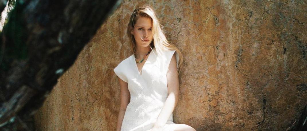 μοντέλο Zara με λευκό φόρεμα