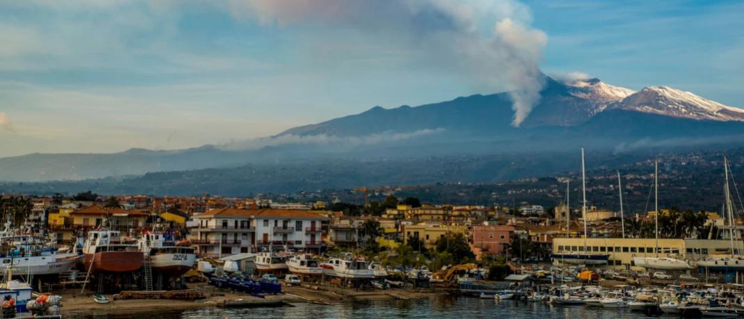 Ο όγκος της Αίτνας ορθώνεται πάνω από το Ριπόστο της Σικελίας / Φωτογραφία: AP Photo / Salvatore Allegra