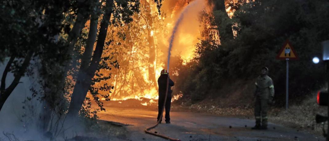 Πυροσβέστης επιχειρεί στη μεγάλη φωτιά στη Βαρυμπόμπη