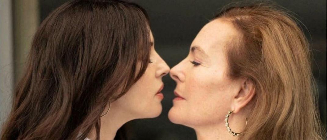 H Mόνικα Μπελούτσι φιλάει την Καρόλ Μπουκέ