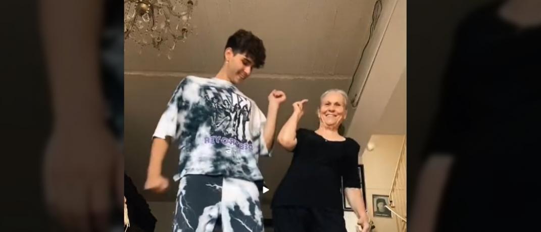 Ο Δημήτρης και η γιαγιά του έχουν γίνει viral