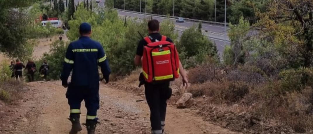 Ο Πιέρ Μπαλάζ (δεξιά) με Έλληνα πυροσβέστη