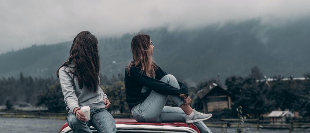 Δύο γυναίκες με τζιν πάνω σε αυτοκίνητο