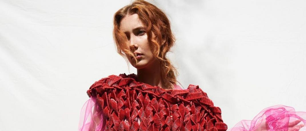 Η 25χρονη Σουηδή καλλιτέχνις φτιάχνει απίστευτα φορέματα