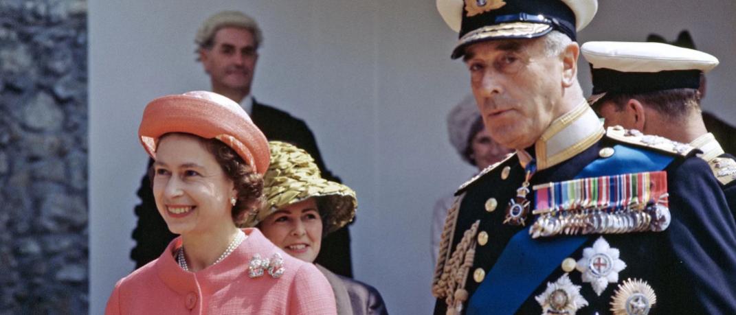 Η βασίλισσα Ελισάβετ Β' με τον λόρδο Μαουντμπάτεν, τον Ιούλιο του 1965 / Φωτογραφία: Getty Images