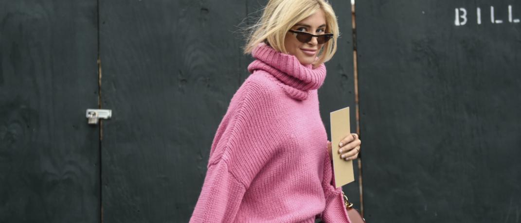 γυναίκα με ροζ πουλόβερ